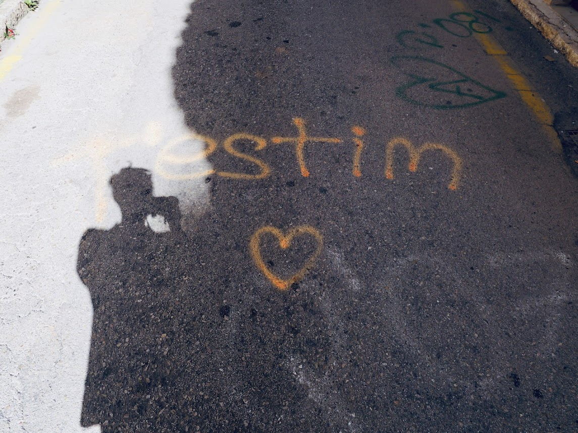 T'estim je t'aime en catalan écrit sur l'asphalte à Palma, Majorque